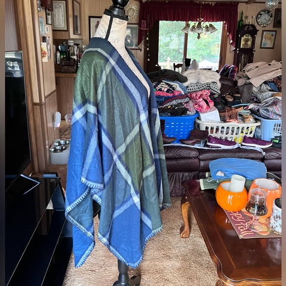 Plaid WOOLRICH Shawl Blanket Wrap Poncho ~ One Size Fits All. - Picture 14 of 15